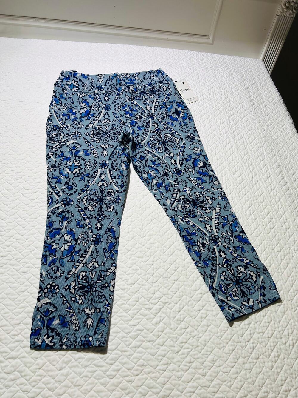 UTOPIA by Hue  Blue Floral Hi-Rise Ultra Stretch Dreamy Denim Capri Pants /  L